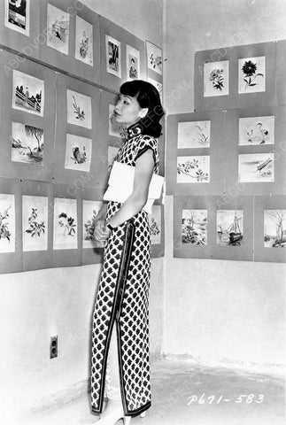 candid Anna May Wong looking at some srt 8b20-6615