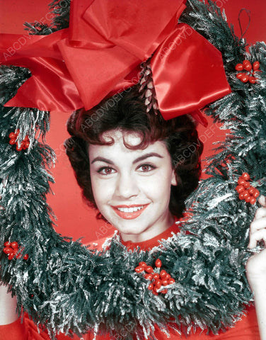 Annette Funicello and Christmas wreath 8b20-6774