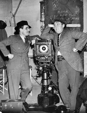 candid Charles Laughton leaning on camera behind the scenes 8b20-6942
