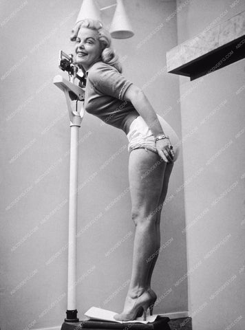 sexy pinup Cleo Moore on the scale 8b20-7366