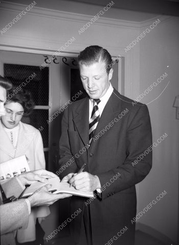 Dan Dailey signs autograph for fan 8b20-7597