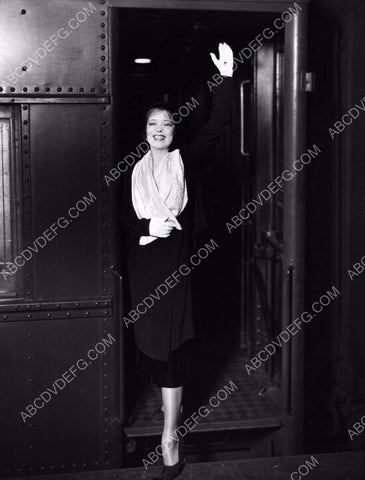 Clara Bow getting off a train 8b20-7617