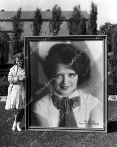 Clara Bow and giant portrait of self 8b20-7634