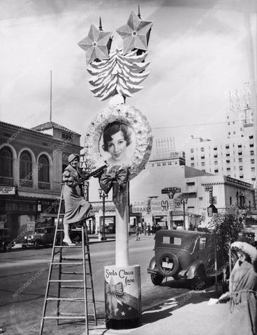 Claudette Colbert helps decorate Hollywood Santa Claus Lane 8b20-7761