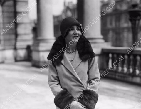 Claudette Colbert in smart fashion pic 8b20-7772