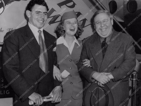 Charles Laughton candid pic w two folks 8b20-7919
