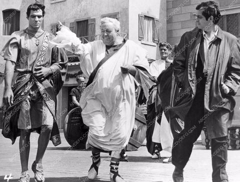 John Gavin Charles Lqaughton Stanley Kubrik on set Spartacus 8b20-7925