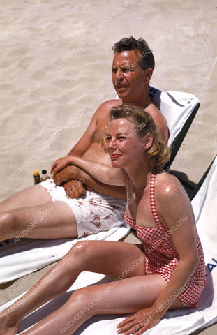 Dick Powell June Allyson on the beach 8b20-8227