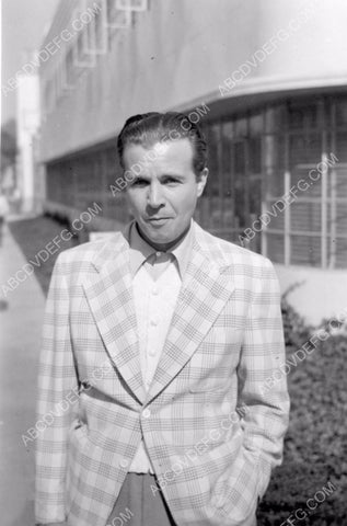 Dick Powell outside the studio 8b20-8236