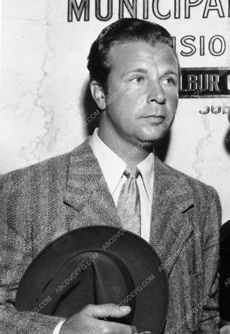 news photo Dick Powell outside the courtroom 8b20-8237