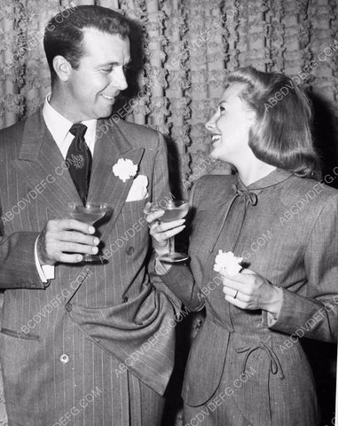 Dick Powell June Allyson enjoy a drink 8b20-8248