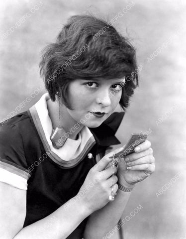 Clara Bow quick makeup check in mini compact 8b20-8315