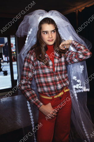 Brooke Shields trying on a bridal veil 8b20-8420