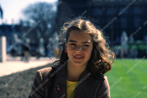 Brooke Shields outside pic 8b20-8442