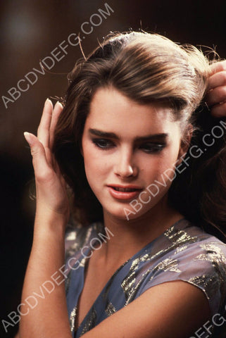 Brooke Shields adjusting her hair 8b20-8450