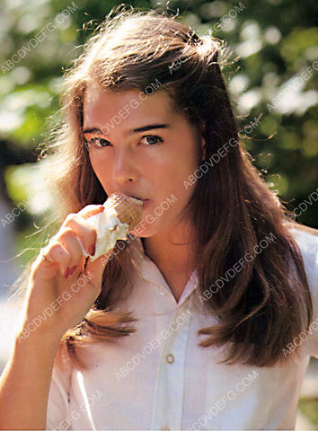 Brooke Shields enjoys an ice cream cone 8b20-8454
