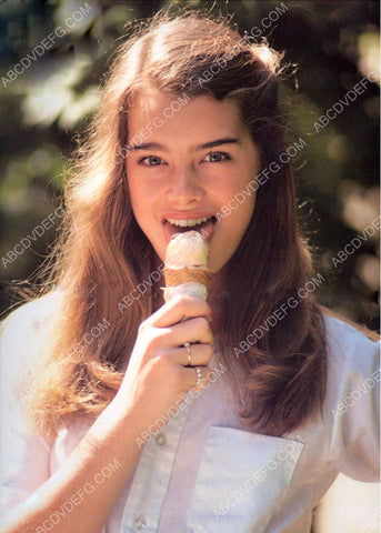 Brooke Shields enjoys an ice cream cone 8b20-8455