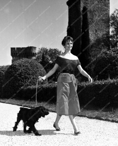 Brigitte Bardot takes her dog for a walk 8b20-8614