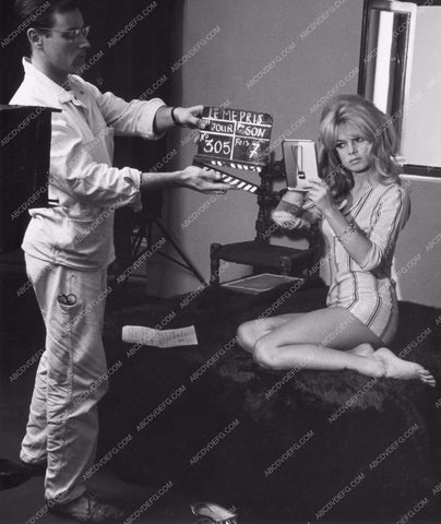cool candid Brigitte Bardot behind the clapboard 8b20-8615