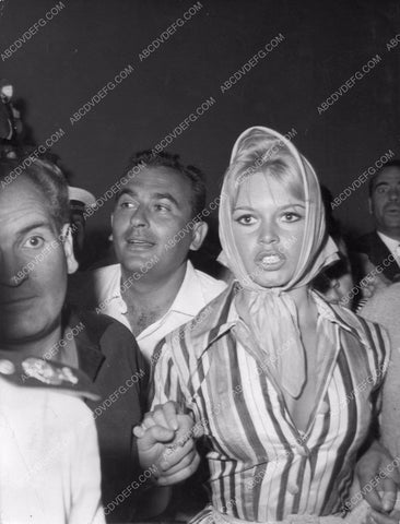 Brigitte Bardot mobbed by fans 8b20-8640