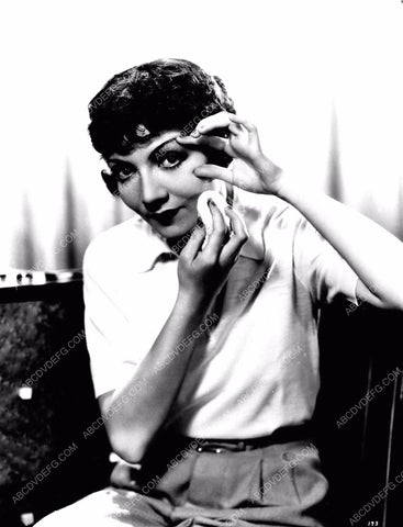 Claudette Colbert applies a little makeup 8b20-8851