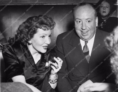 great candid Claudette Colbert Alfred Hitchcock 8b20-8866