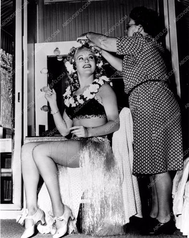 Last minute touch ups for Betty Grable 8b20-8925