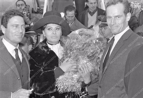 Sophia Loren Charlton Heston swarmed by the press 8b20-9043