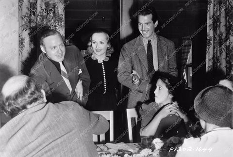 cool candid Carole Lombard Jack Benny Fred MacMurray 8b20-9123