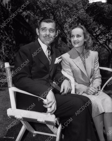 Clark Gable Carole Lombard in the backyard 8b20-9127