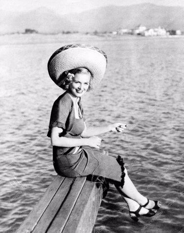 Gloria Stuart does a little fishing 8b20-9476
