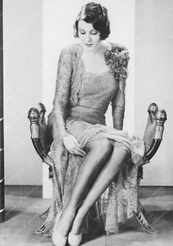 Frances Dee adjusting her nylons 8b20-9524