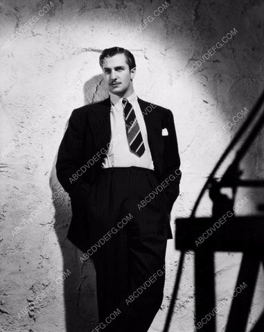 Vincent Price leaning against the wall 8b20-9825