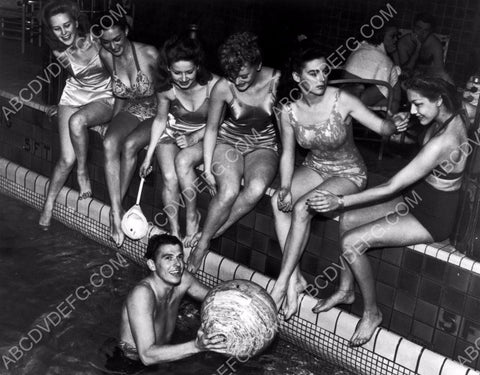 Ronald Reagan playing with the girls in the swimming pool 8b20-9875