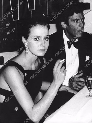 candid Eva Renzi out with friends 8b20-9909