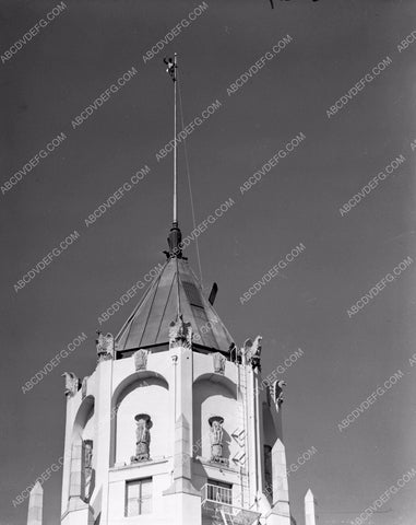 flagpole painter Mickey McClure waving (somebody has to do it) flagpole-02