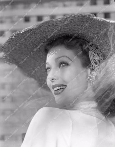 Loretta Young in bonnet lyoung-01