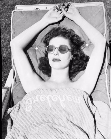 Loretta Young sunbathing lyoung-02