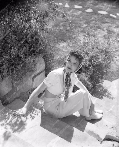 Loretta Young in garden lyoung-05