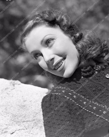 Loretta Young posing outside lyoung-21