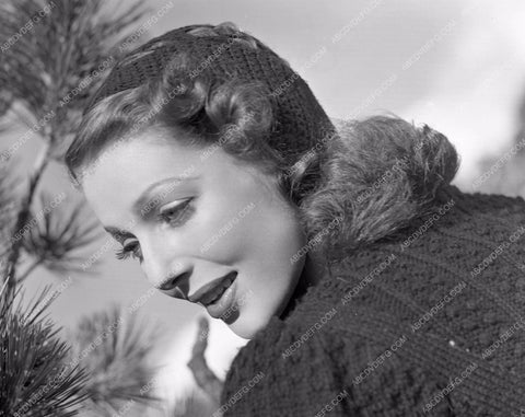 Loretta Young posing outside lyoung-22