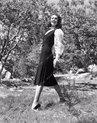 Loretta Young posing in nature lyoung-24