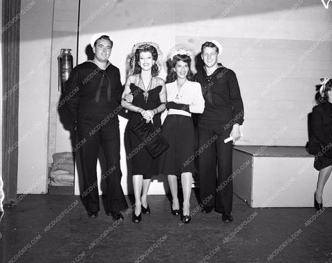 Loretta Young with sailors lyoung-36