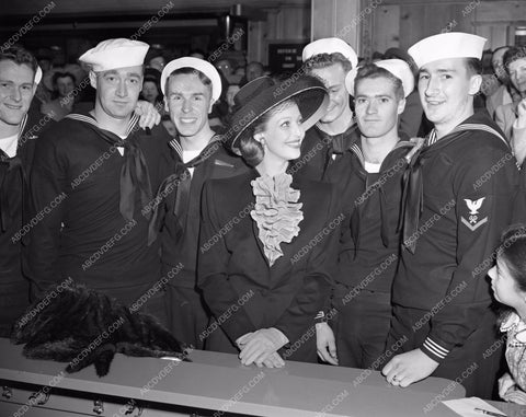 Loretta Young with sailors lyoung-43