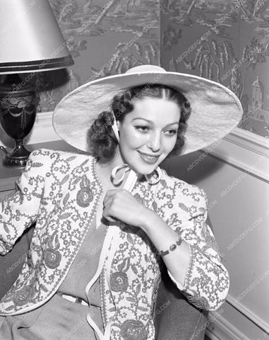 Loretta Young posing at home lyoung-51