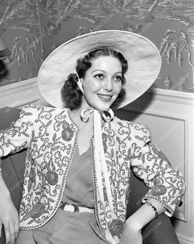 Loretta Young posing at home lyoung-52