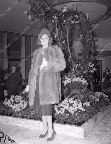 news photo Marlene Dietrich in fur coat and hat mdiet-01