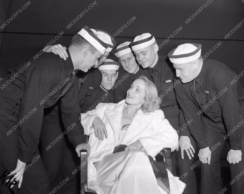 news photo Marlene Dietrich USO show USS Prarie State mdiet-05