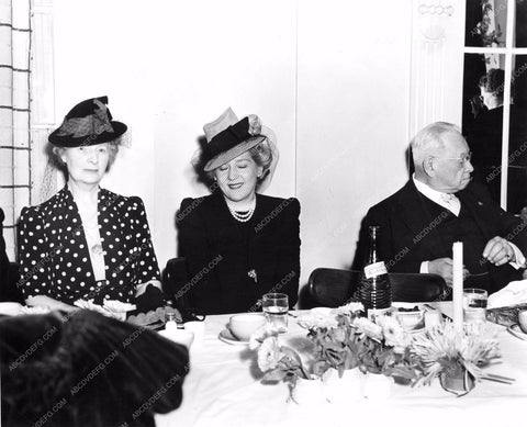 Mary Pickford lunching with friends at Pickfair mpick-28