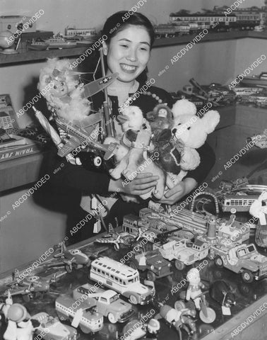 crp-026 Halloween 1951 news photo Japanese model w new toys for import by Nipponese Toy Industry crp-026